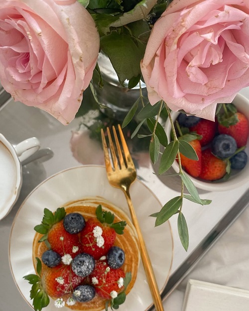 Morning coffee roses 